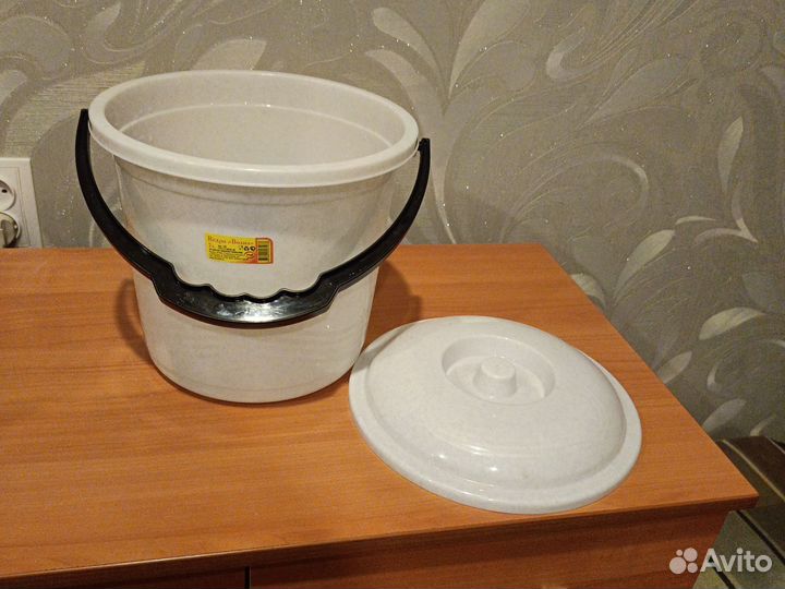 Ведро пластиковое с крышкой 7 литров. Новое