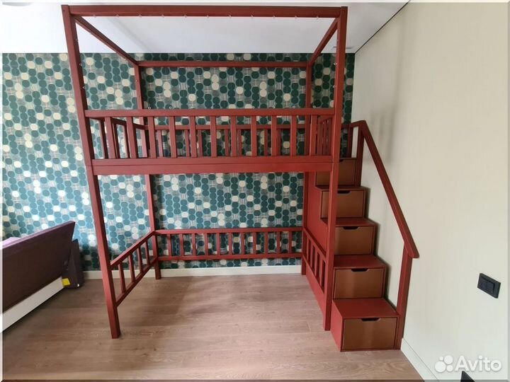 Кровать чердак с лестницей комодом