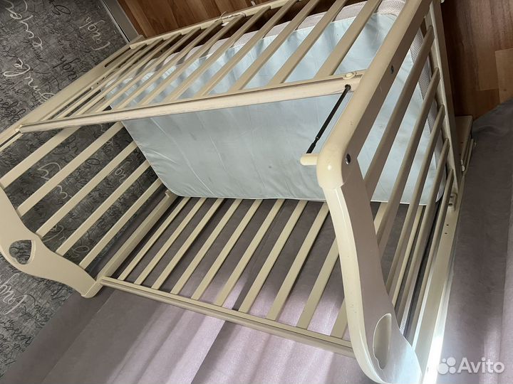 Детская кроватка с маятником