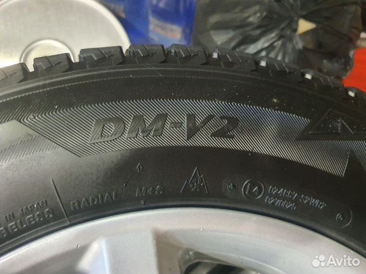 Bridgestone Blizzak DM-V2 215/65 R16