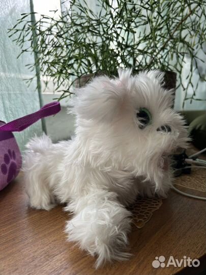 Пушистая белоснежная игрушка собачка в сумочке