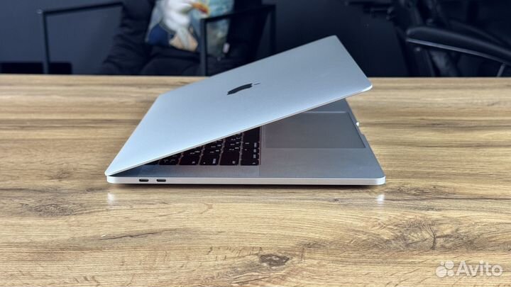 MacBook Pro 15 2017 i7 16 256 gb отличный