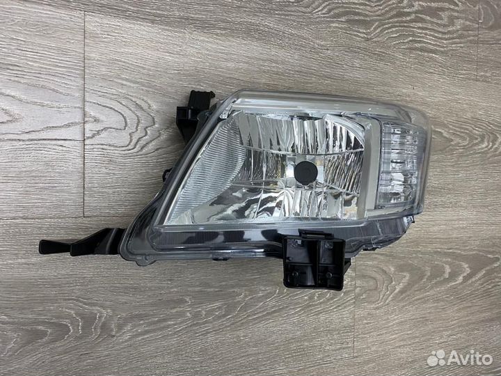 Фара Toyota Hilux Фар передний Тойота Хайлюкс Фона