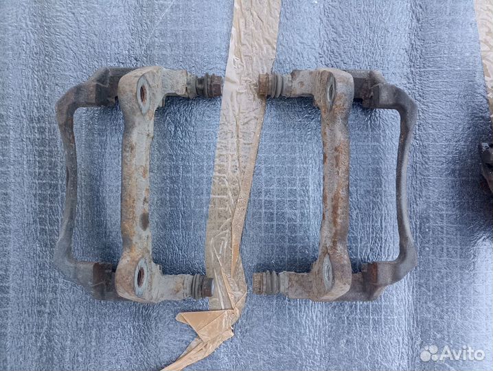 Суппорт передний левый правый Skoda Octavia A7