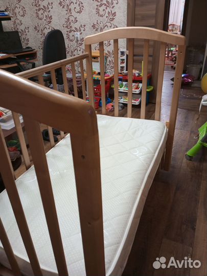 Детская кроватка с продольным маятником