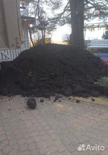 Чернозём и растительная, огородная земля навал