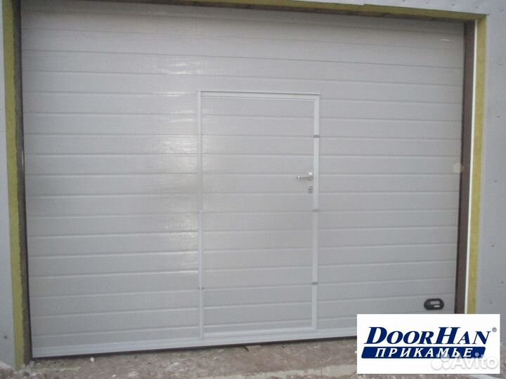 Секционные ворота с калиткой