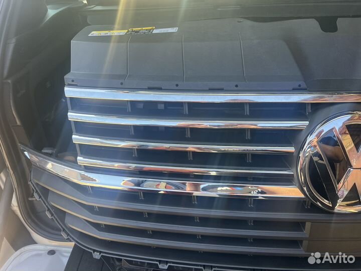 Решетка радиатора в сборе с кронштейном VW T6.1