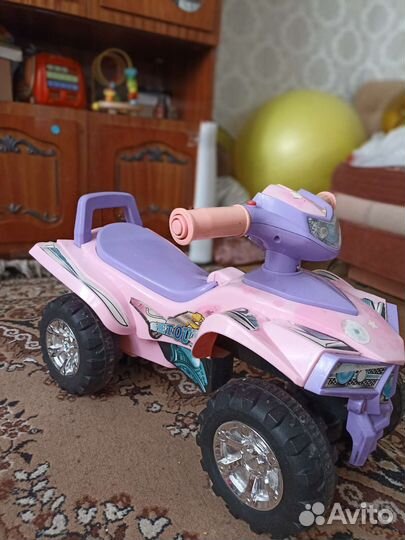 Машинка-каталка квадроцикл
