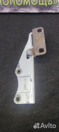 Петля капота Nissan Primera P11