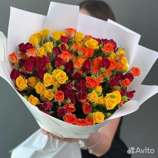 Большой яркий букет из роз