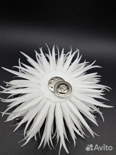 Брошь белая