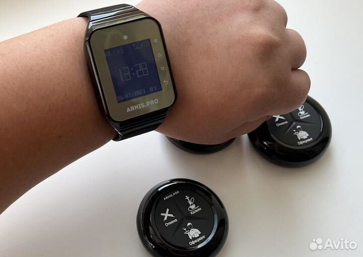 Кнопка вызова официанта с часами в кальянную