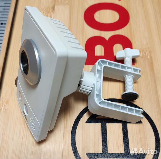 Сетевая камера axis M1031W