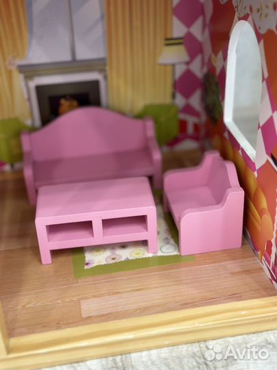 Большой кукольный домик с мебелью