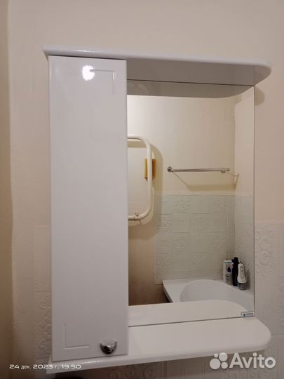 Полка в ванную с зеркалом