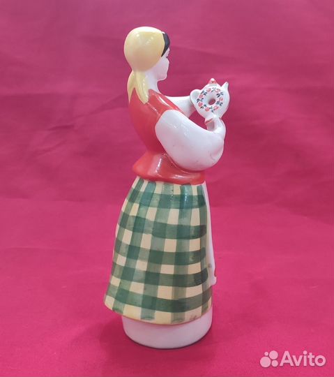 Статуэтка фарфоровая. Девушка с куманцом. СССР