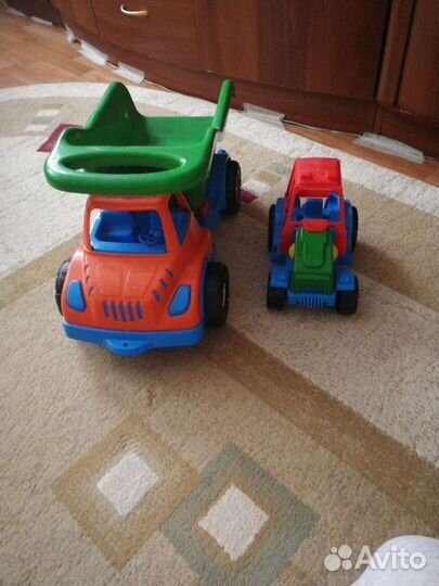 Трактор и грузовик