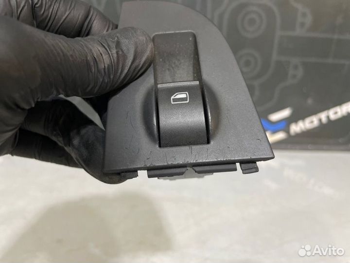 Кнопка стеклоподъемника правая Audi Allroad C5 BAS