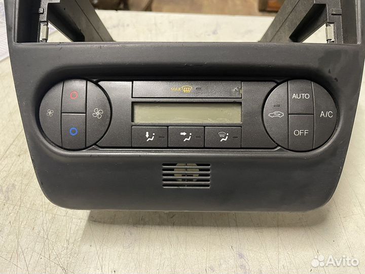 Консоль центральная на торпедо Ford Fusion