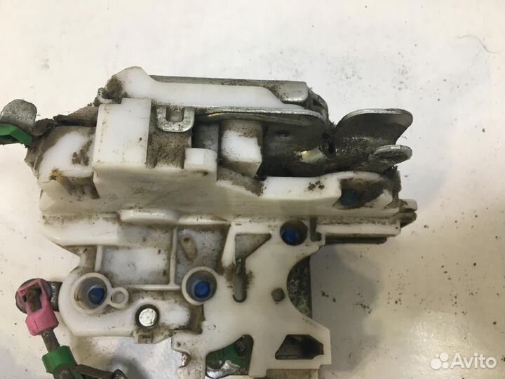 Замок двери задней левой Nissan NP300 D22 2008