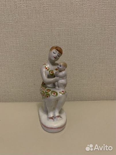 Фарфоровая статуэтка 