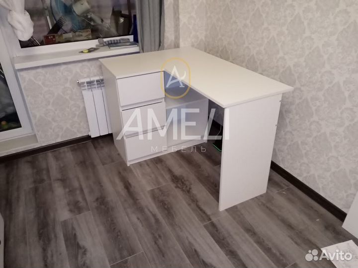 Компьютерный стол для работы и учебы