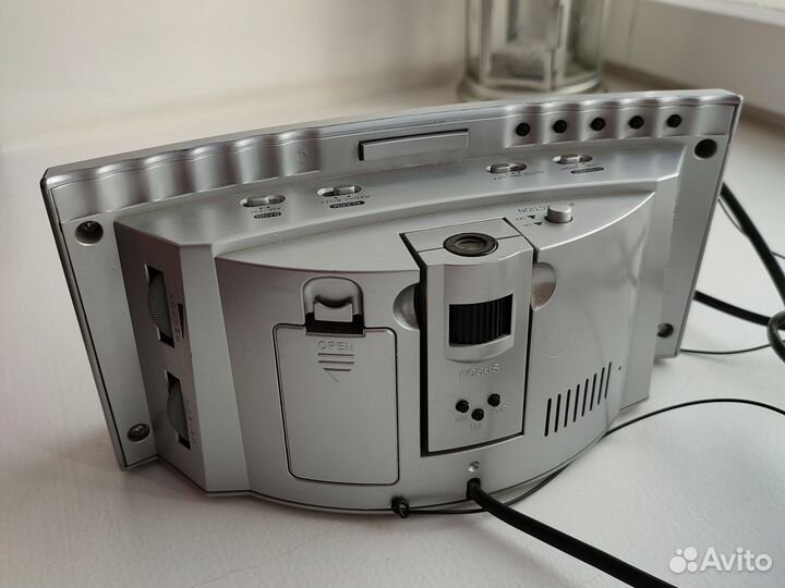 Электронные часы Vitek с радио