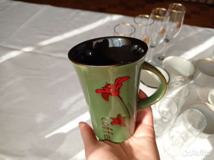 Много чашек, кружек, фужеров