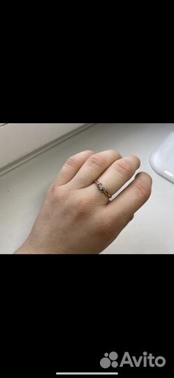 Кольцо с бриллиантом