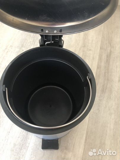 Мусорное ведро с педалью