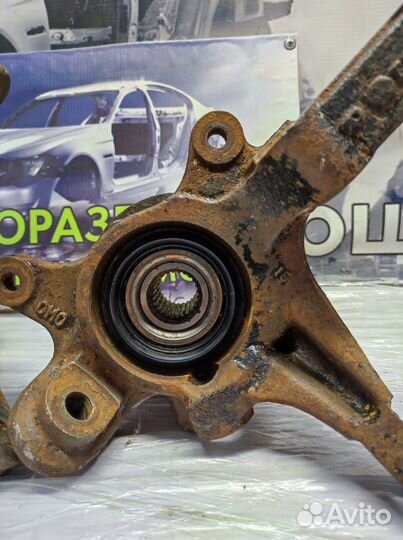 Правый поворотный кулак Nissan Almera N15