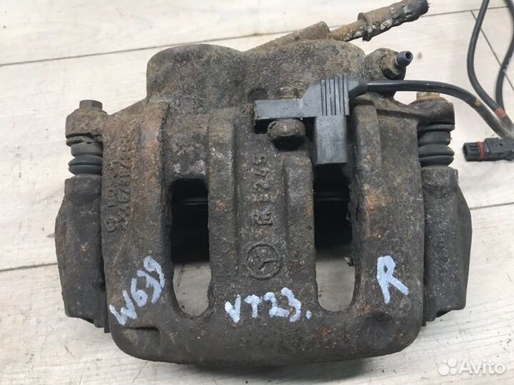 Тормозной суппорт передний правый Mercedes Vito