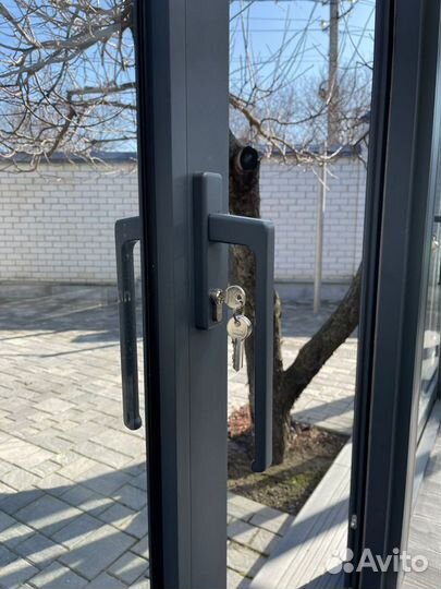 Дверь алюминиевая