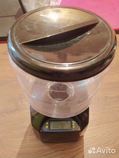 Автоматическая кормушка для кошек и собак