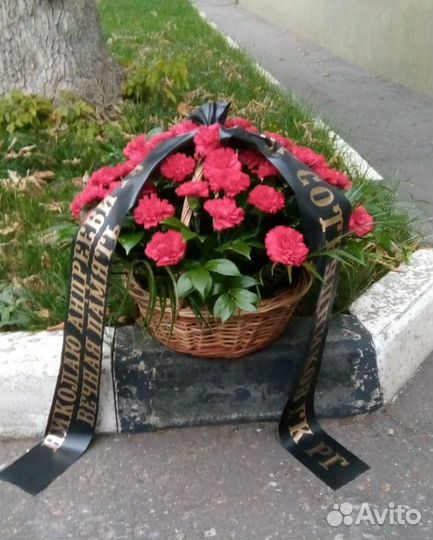 Траурные венки, корзины