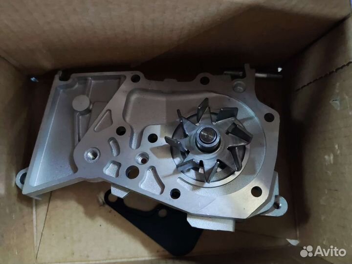 Помпа на Логан 1.4