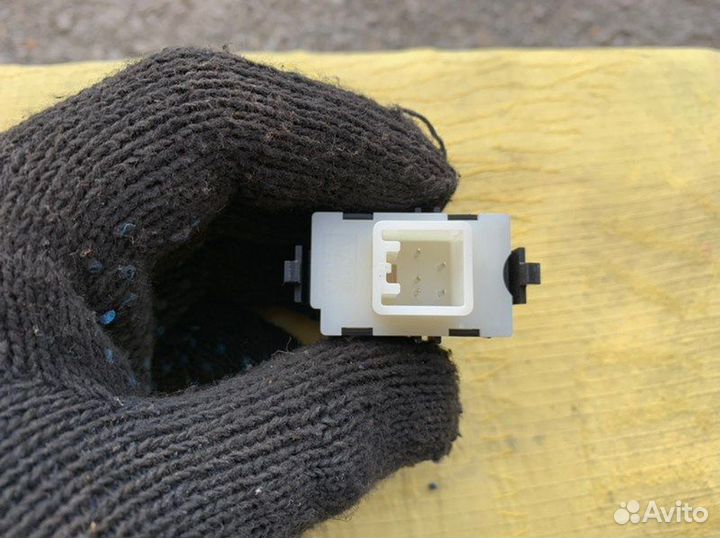 Кнопка стеклоподъемника передняя Toyota Avensis 2