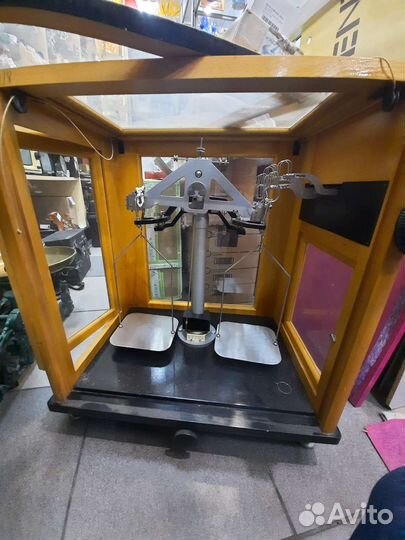 Весы лабораторные, высокоточные СССР в шкафчике