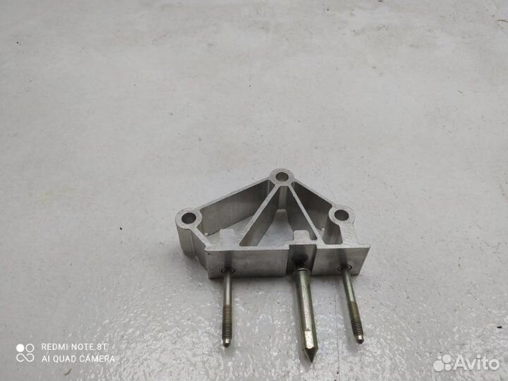 Кронштейн передний левый Skoda Octavia A5