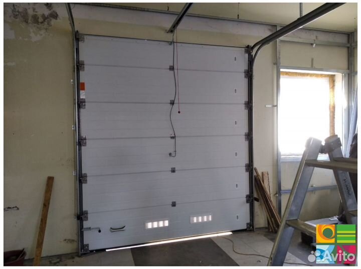 Секционные ворота для гаража alutech