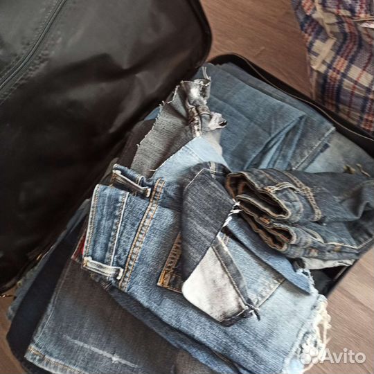 Целый чемодан с джинсами для рукоделия