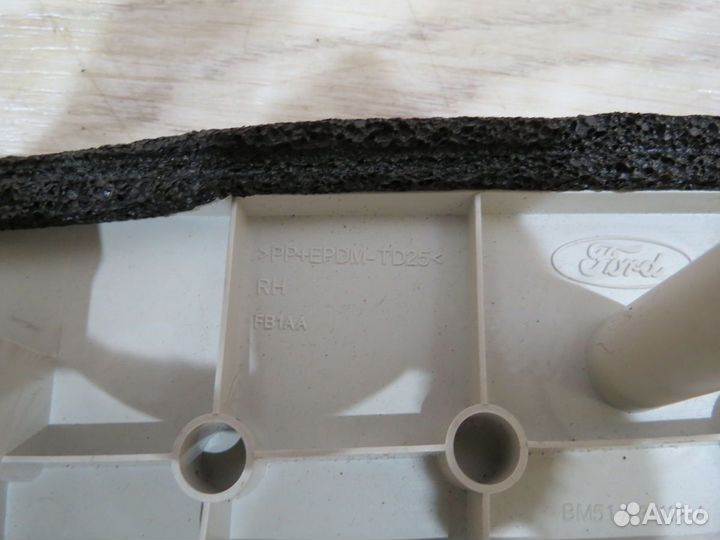 Обшивка стойки задняя правая Ford Focus 3