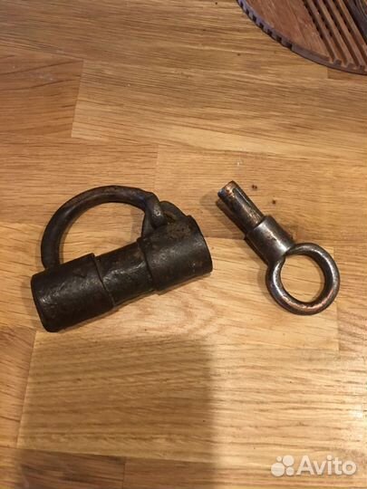 Навесной замок старинный