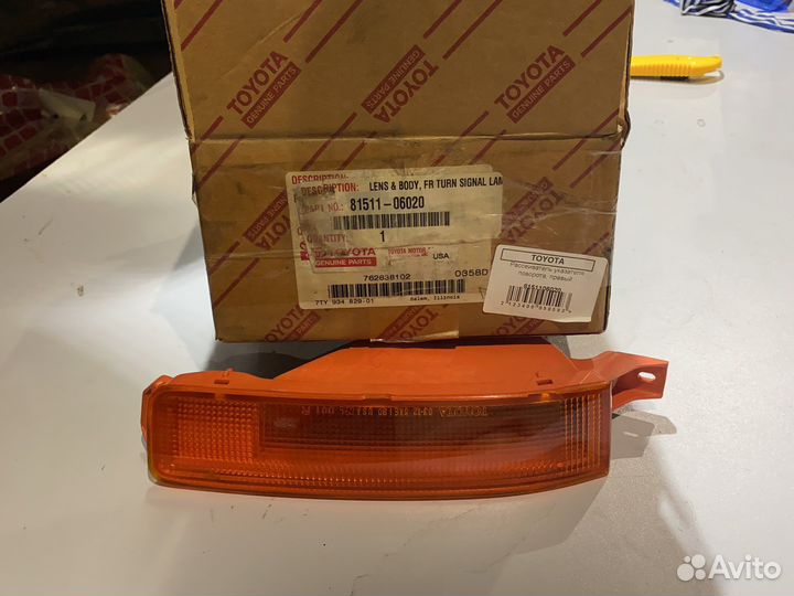 Поворотник передний правый Toyota 81511-06020