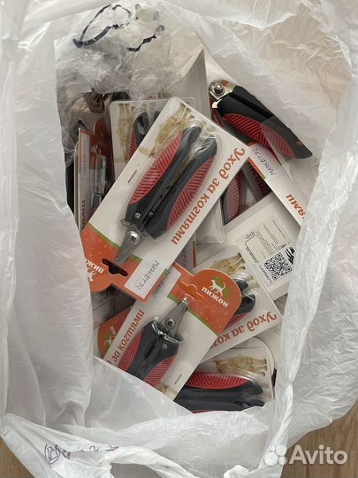 Игрушки и товары для собак и кошек в ассортименте