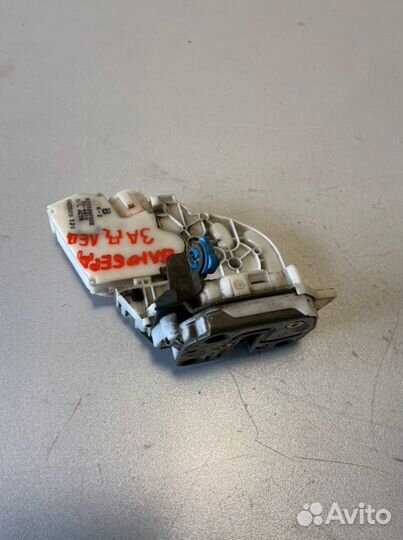 Замок двери задний левый Nissan Bluebird U14