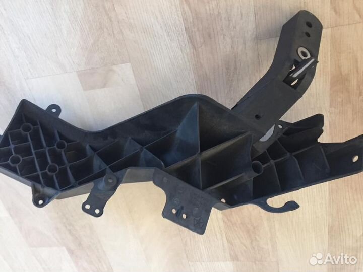 Кронштейн крепления фары правой WK Jeep Grand Cher