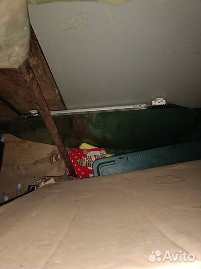 Боковое стекло