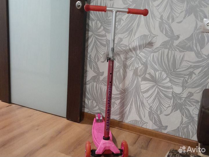 Самокат трёхколёсный